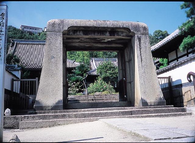持光寺の石門