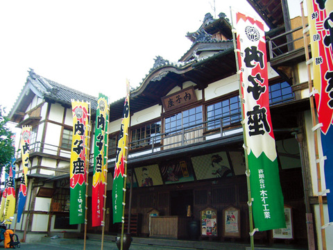 木造瓦葺2階建の歌舞伎劇場