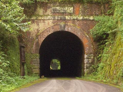 煉瓦造りのトンネル