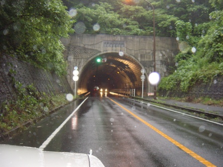 雪の山トンネル