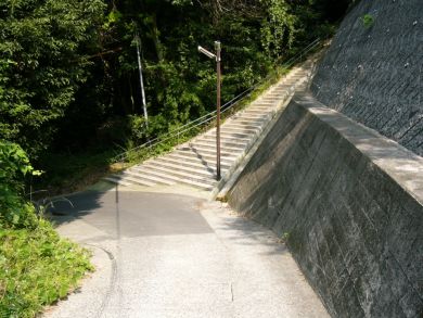 坂道と階段　（琴平町公会堂横）