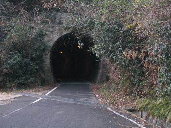 ガソリンカーのトンネル