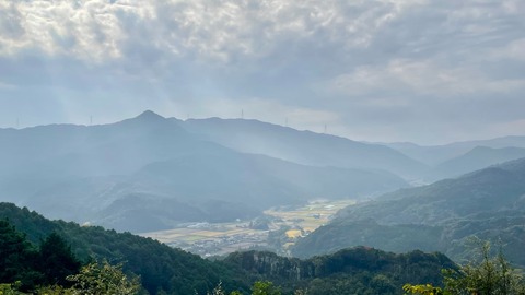 山間の農村が見える