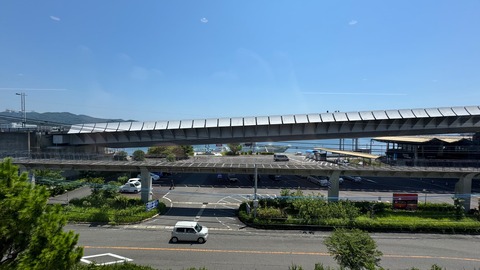 施設の窓から臨める牛深ハイヤ大橋