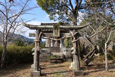 千人塚前の広場の奥にある神社